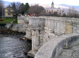 El río Lozoya a su paso por el Puente del Perdón y el Monasterio de El Paular.